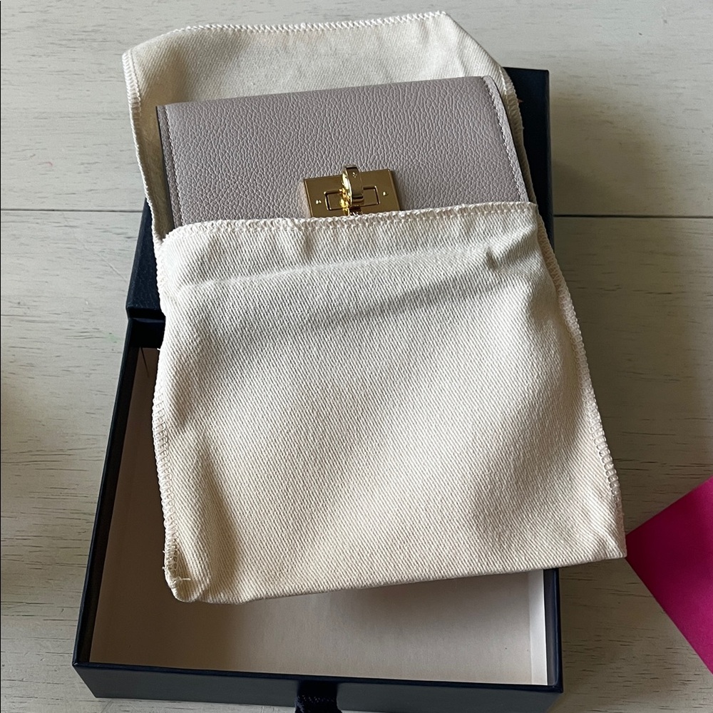 Louis Vuitton “On My Side” wallet in Greige - Picture 9 of 12
